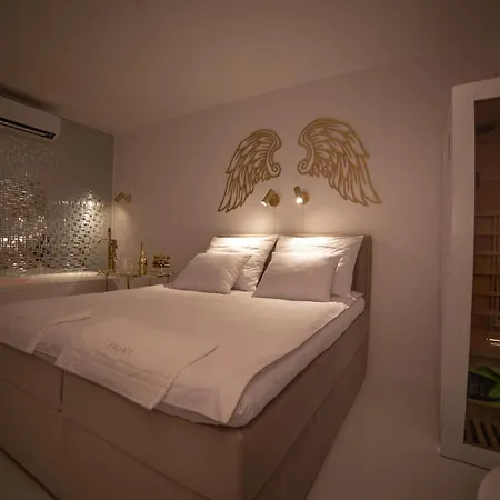 Gold Luxury Romantic Private Jacuzzi & Sauna קולובז'ג