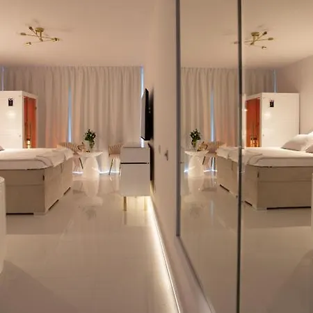 Gold Luxury Romantic Private Jacuzzi & Sauna Apartman