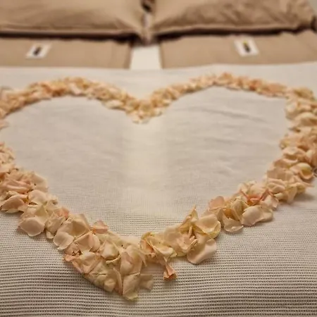 Gold Luxury Romantic Private Jacuzzi & Sauna Apartman Kołobrzeg