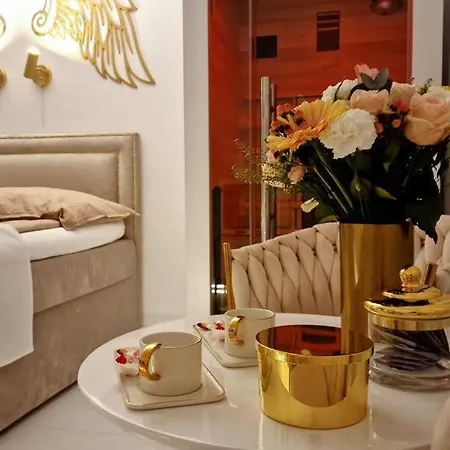 Gold Luxury Romantic Private Jacuzzi & Sauna Apartman Kołobrzeg