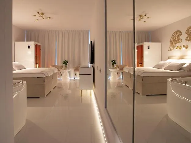 Gold Luxury Romantic Private Jacuzzi & Sauna Apartament