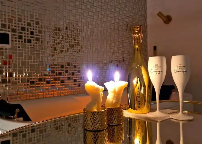Gold Luxury Romantic Private Jacuzzi & Sauna