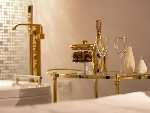 Gold Luxury Romantic Private Jacuzzi & Sauna *