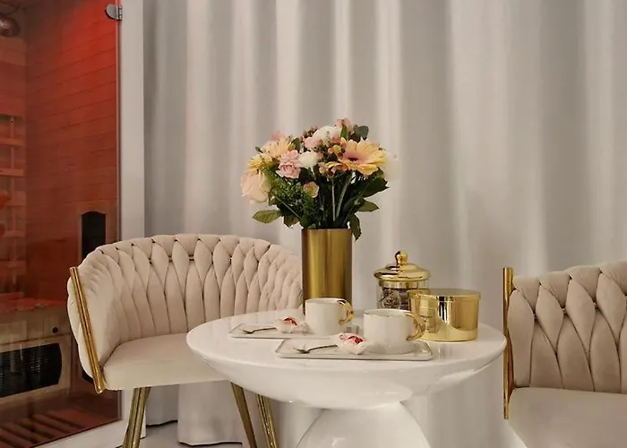 Gold Luxury Romantic Private Jacuzzi & Sauna *